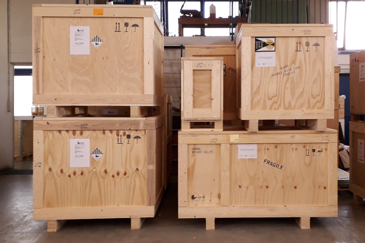 Casse in legno HT prodotte su misura per imballaggio Ispm15 Fitok. Cefis imballaggi industriali imballa merce di ogni tipo e produce imballaggi in legno costruiti ad hoc per la merce da spedire.