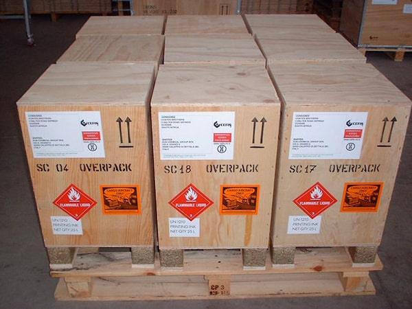 Imballaggio merci pericolose sovrimballaggio overpack in casse di compensato HT per infiammabili come richiesto dalla normativa internazionale per trasporto ADR, IATA, IMO, ADN, RID. Cefis Srl imballaggi industriali a Cormano MI.