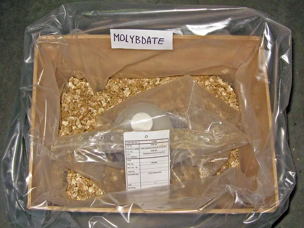 Vermiculite materiale assorbente per imballare liquidi e sostanze chimiche. La vermiculite isola l'imballo contenente la soluzione chimica per tamponare eventuali fuoriuscite di liquido pericoloso