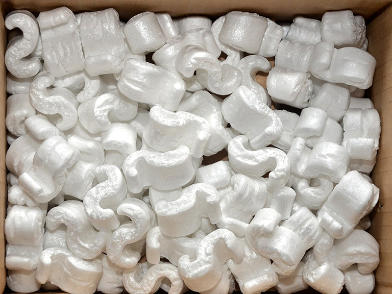 Patatine di polistirolo in sacchi