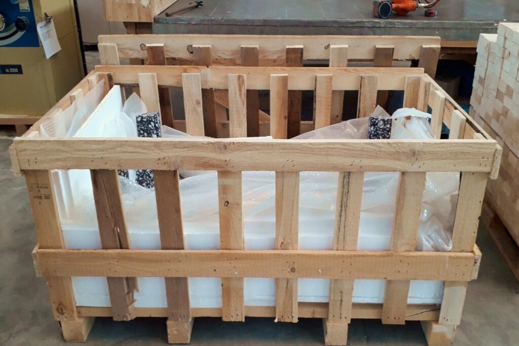 Gabbie-in-legno-HT-su-misura-per-imballaggio-Ispm15-Fitok-imballaggio-mobili-pregio-Cefis-imballaggi-industriali