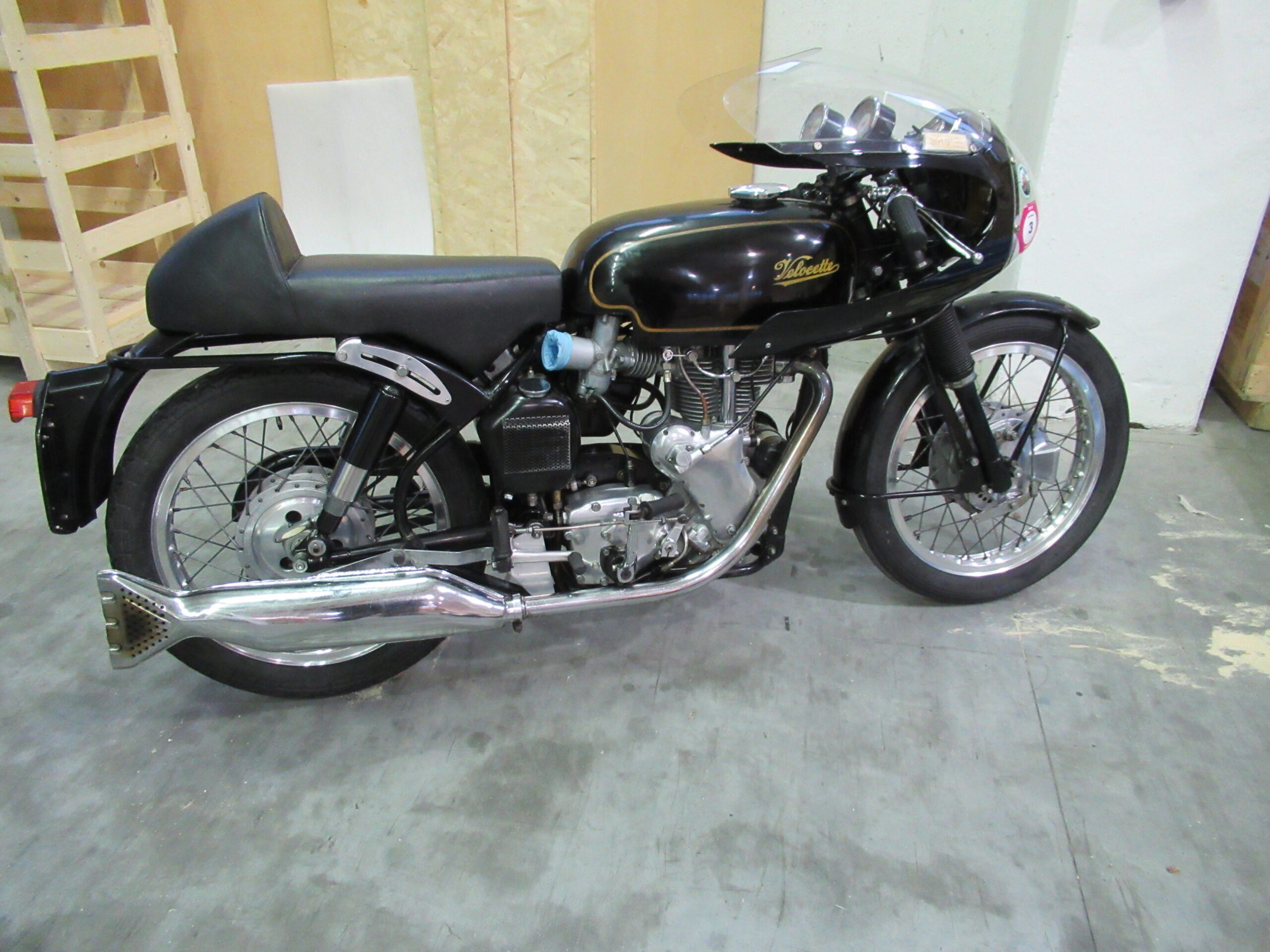 Una moto d’epoca imballata per volare in Texas