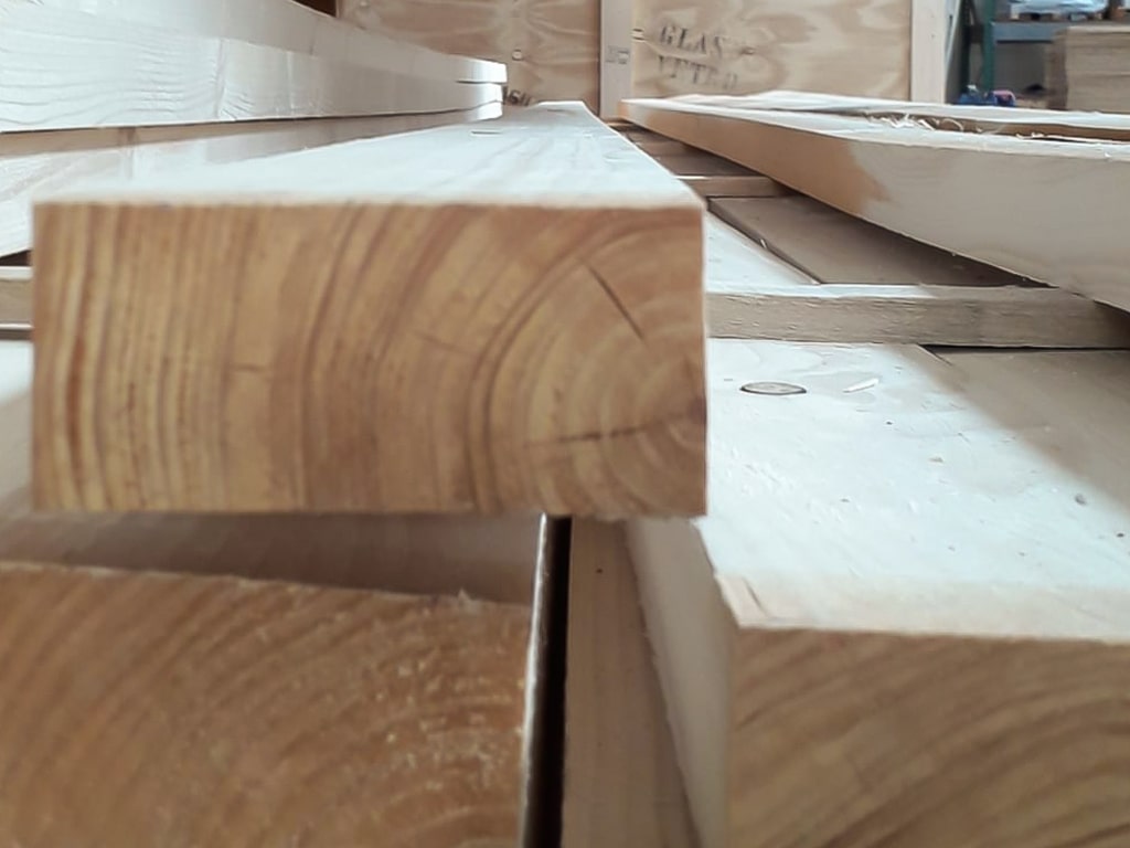 Materiali-vari-per-imballaggio-travetti-legno-HT-Cefis-srl-imballaggi-industriali1.jpg