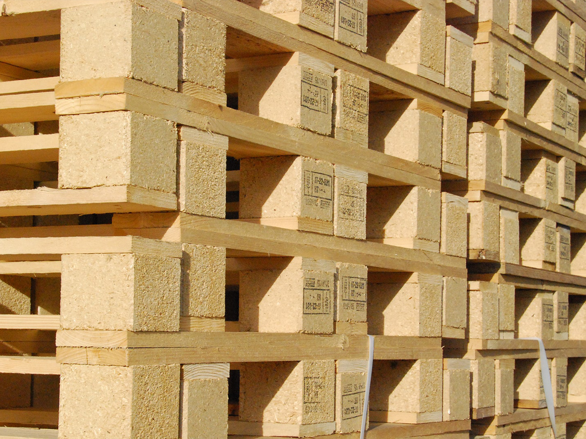 Pallet-pallet-EPAL-e-pallet-in-plastica-e-in-legno-di-varie-dimensioni