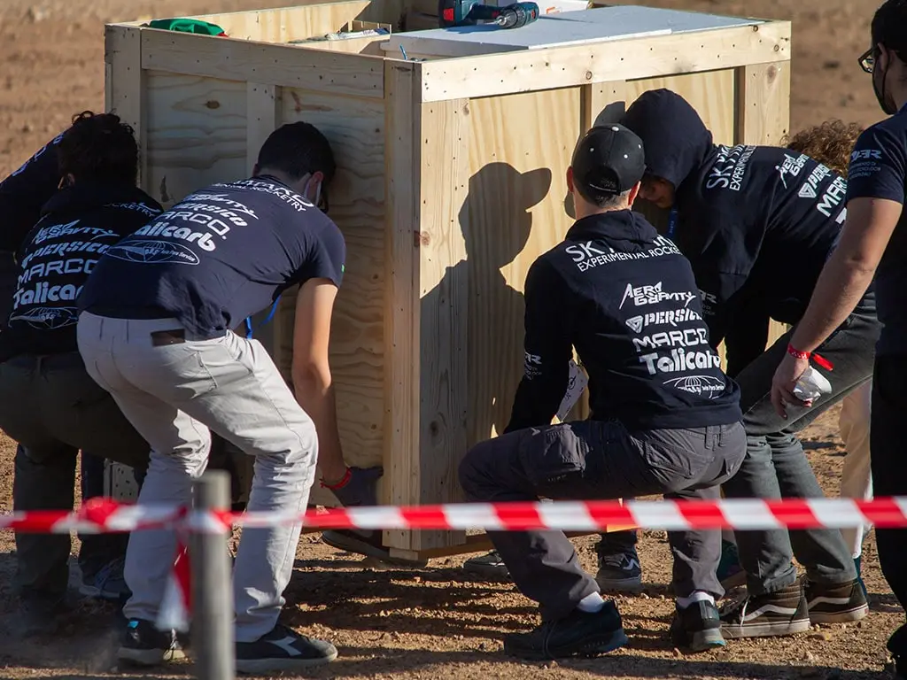 Una cassa in legno per imballare un razzo da primo premio.