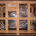 Casse e gabbie in legno HT per imballo auto elettrica, spedizione aerea. Cefis Srl, Cormano MI.