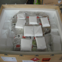 L'imballaggio con ghiaccio secco a temperatura controllata rientra nei servizi di imballaggio merci pericolose perché il ghiaccio secco chimico è a tutti gli effetti una merce pericolosa per il trasproto. Dunque questi tipi di imballaggio devono essere preparati, etichettati e marcati secondo le disposizioni internazionali di trasporto.