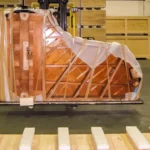 Imballaggio merce di grande valore pianoforte. Cefis Srl imballaggi industriali a Cormano MI.