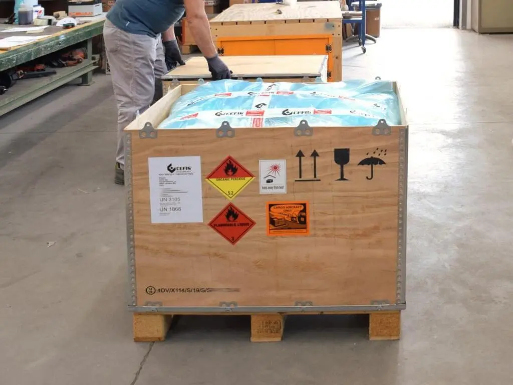 Il servizio Cefis DG imballaggio merci pericolose è conforme alla normativa internazionale per imballare tutte le merci pericolose ADR, IATA, IMO, RID e ADN.