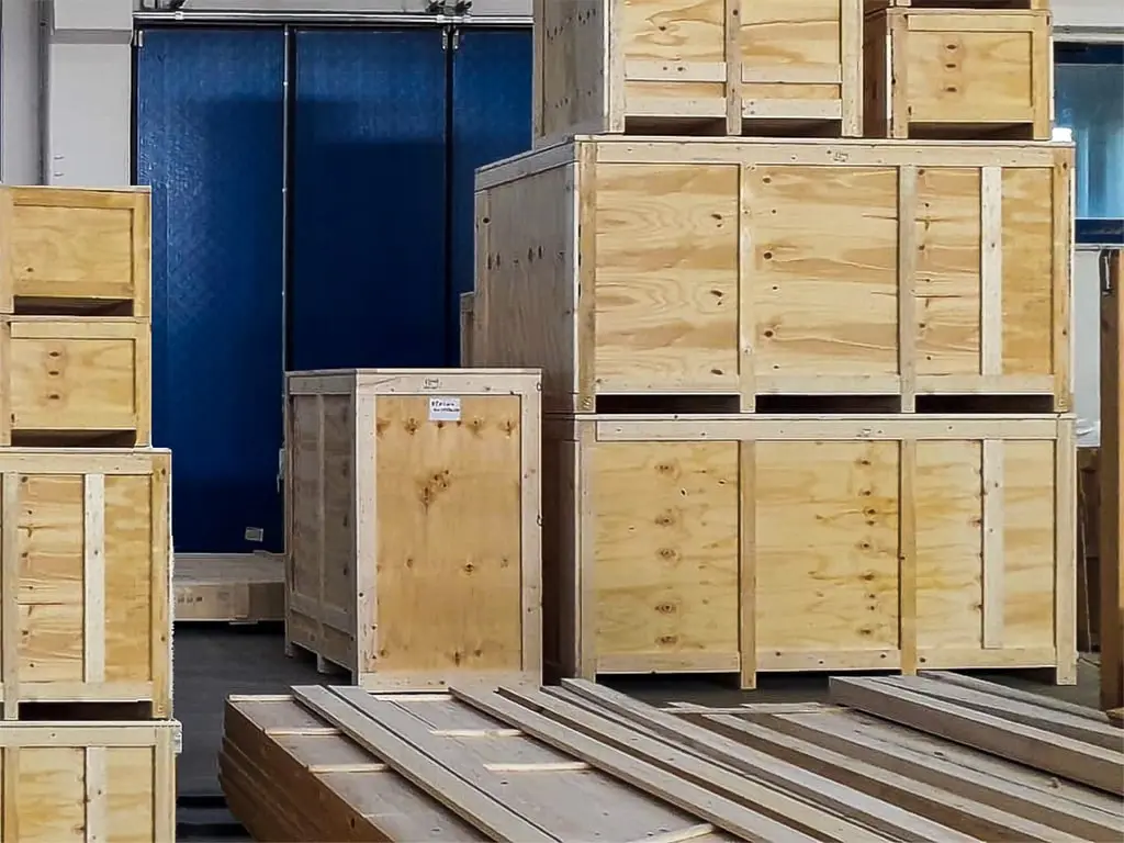 Produciamo casse in legno e compensato e gabbie in legno per imballi HT su misura secondo la specifica FAO ISPM 15
