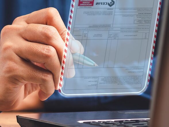 Compilazione e firma di moduli per merci pericolose