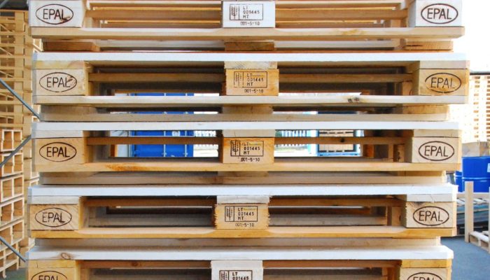 Pallet-Eur-Epal-1200x800-pronti-a-magazzino-Cefis-imballaggi-industriali Pallet Eur Epal in legno HT disponibili a magazzino 120x80 cm. Contattaci se stai cercando qualunque misura di pallet Epal. Il pallet Epal è riutilizzabile perché è scambiabile ed è trattato secondo la normativa Ispm15 ed è esportabile in tutto il mondo.