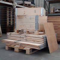 Sponde laterali pieghevoli collar pallet sovrapponibili, realizzati in legno HT Ispm 15. Il coperchio è in compensato HT