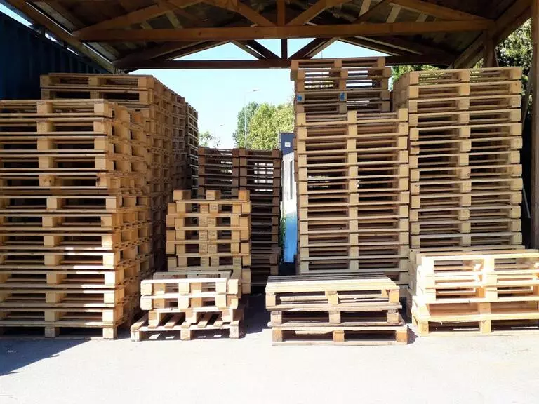 Pallet e bancali in legno grezzo o verniciato