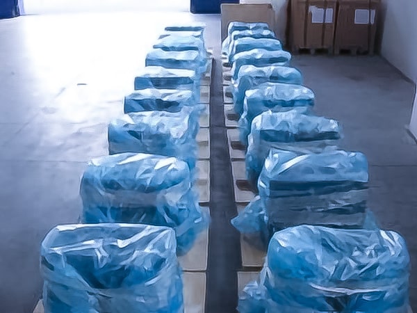 Sacchi VCI protezione anticorrosione imballi motori Merce imballata con sacchi VCI in casse pieghevoli. Cefis Srl imballaggi industriali a Cormano