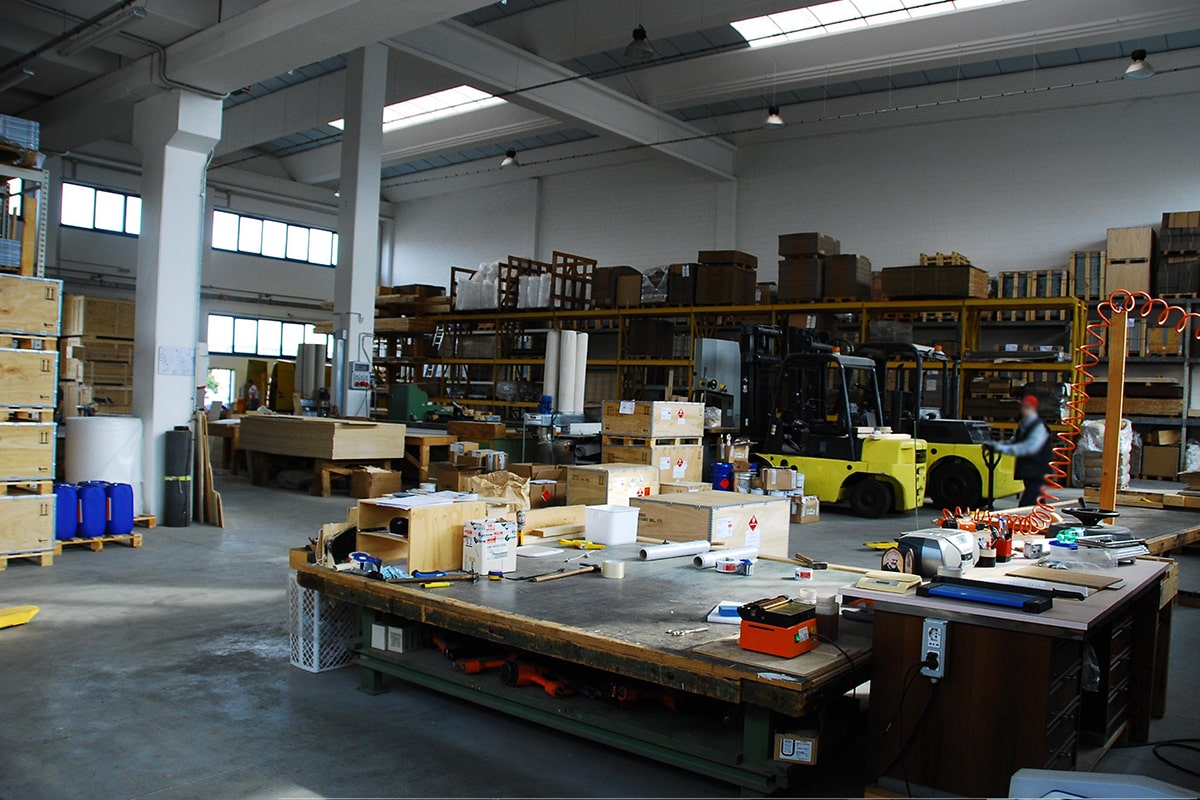 Il nostro servizio Cefis DG imballaggio merci pericolose può contare sul lavoro di un team qualificato e certificato, un magazzino attrezzato e una vasta gamma di materiali omologati.