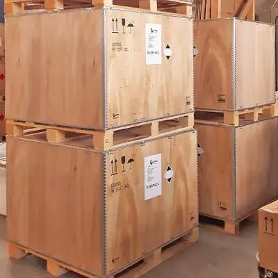 Sovrimballaggio overpack per l'ottimizzazione dell'imballaggio di scatole omologate in LQ contenenti profumi da esportazione Sovrimballaggio overpack in casse pieghevoli in compensato HT Ismp15. Cefis srl imballaggi industriali e imballaggio merci pericolose